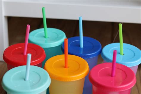 Paas cups with a magical color transformation